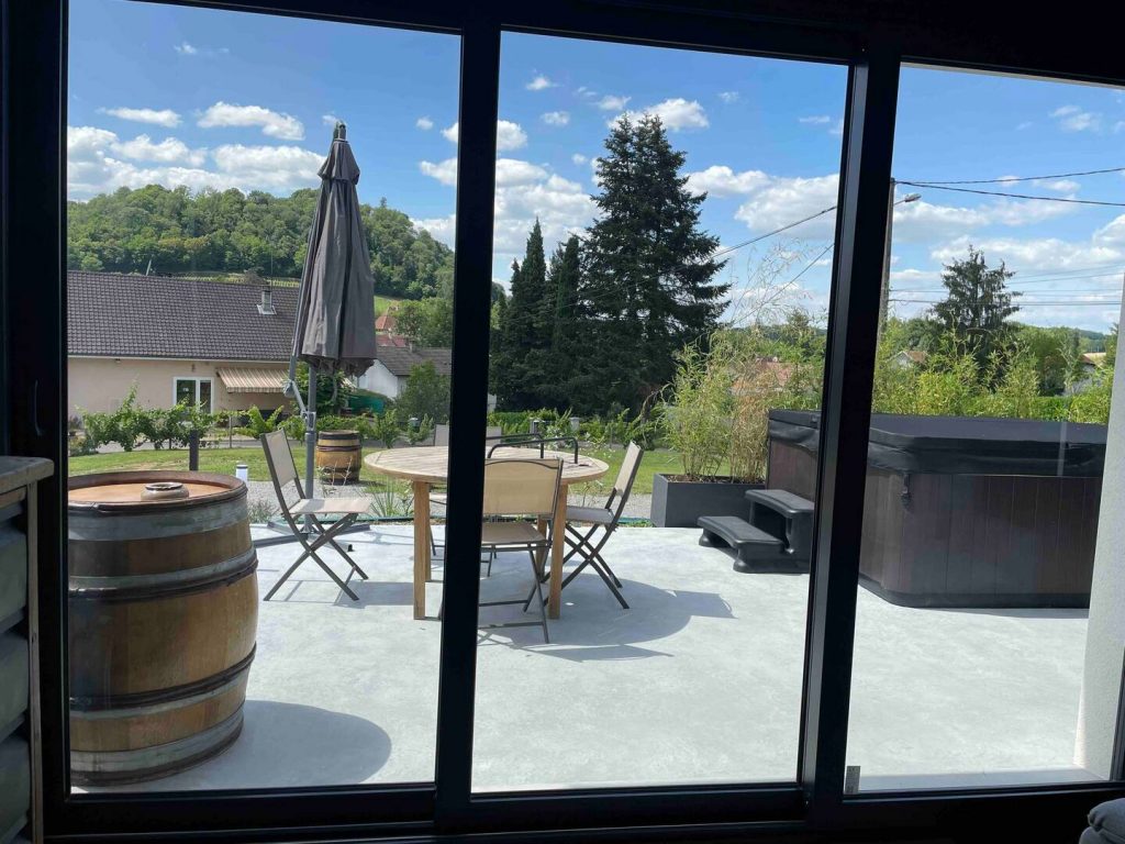 Vue sur la terrasse depuis le séjour
